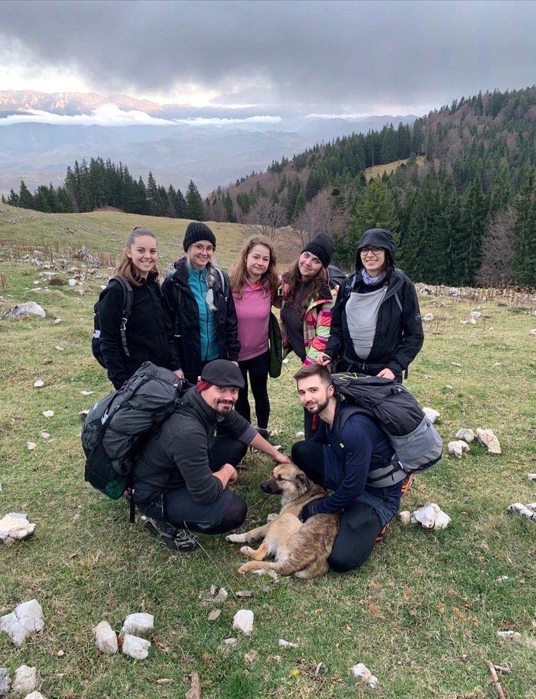 Tierarzt mit Hund in den Bergen