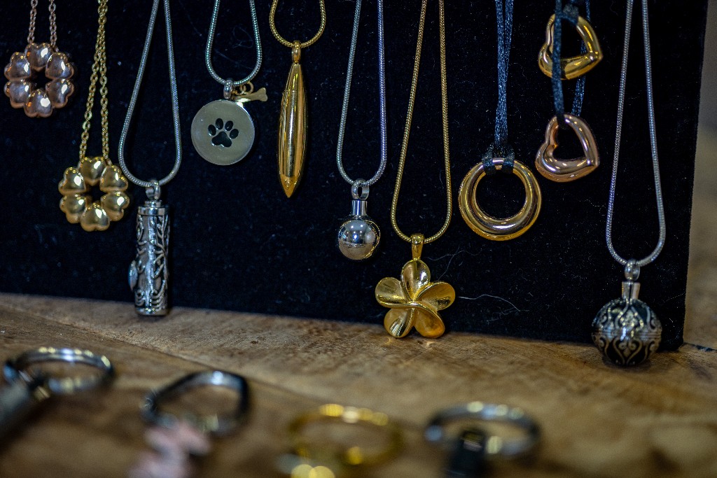 Halsketten und Ringe als Andenken